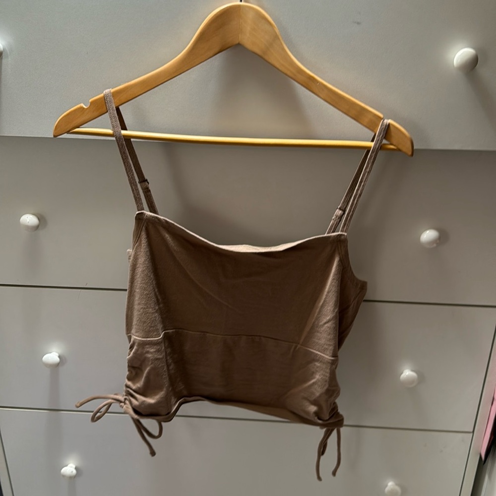 NWOT TAN CROP TOP WITH RUCHED SIDES